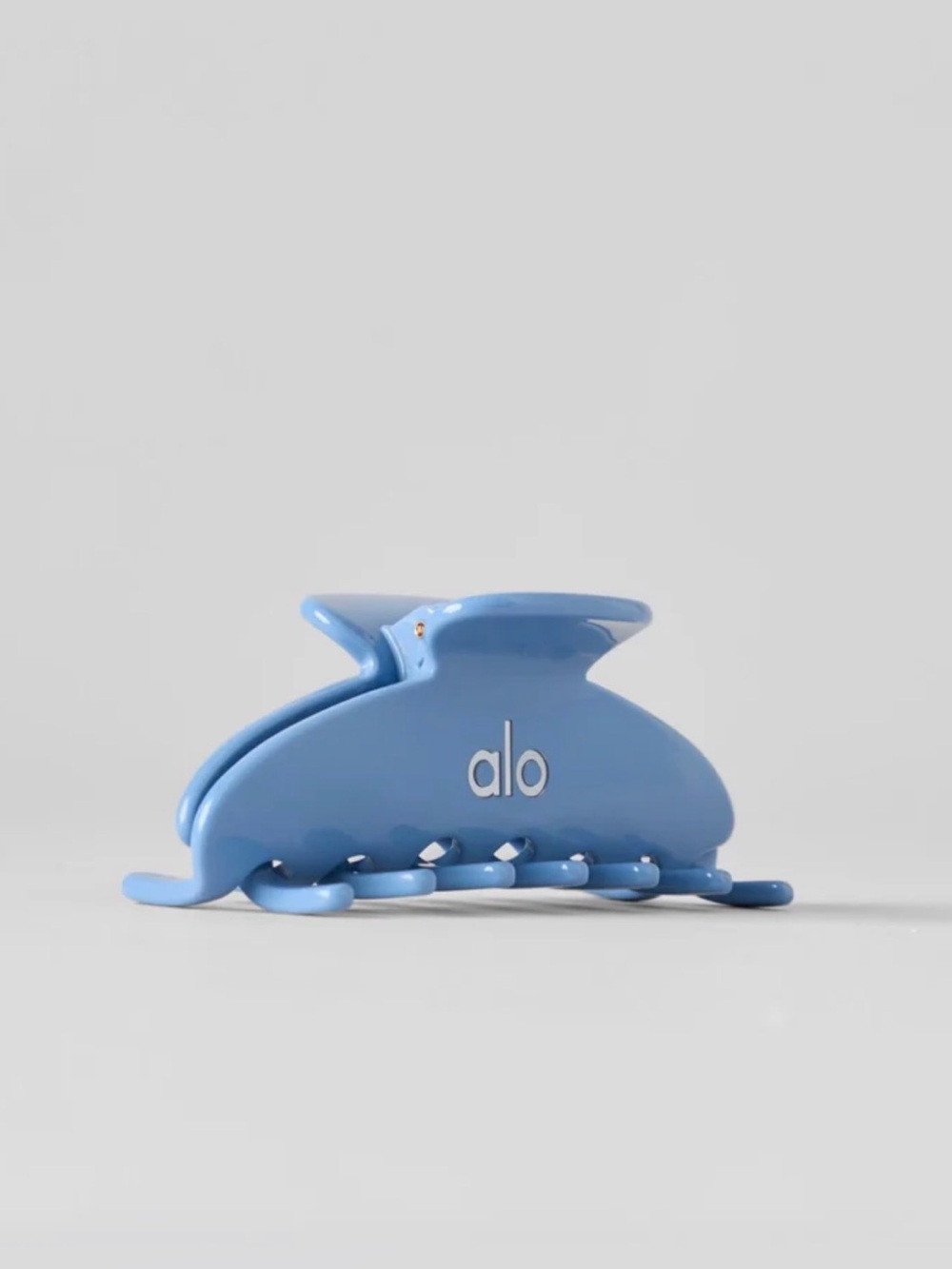 ALO Yoga 90’s CALIFORNIA BLUE Claw Clip - NWT